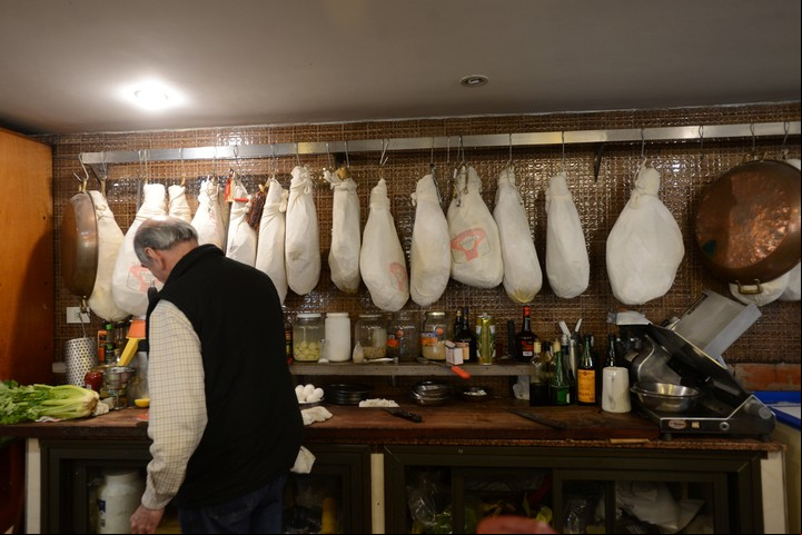 Jamones. En El Imparcial, restaurante pionero de la Ciudad. / Luciano Thieberger