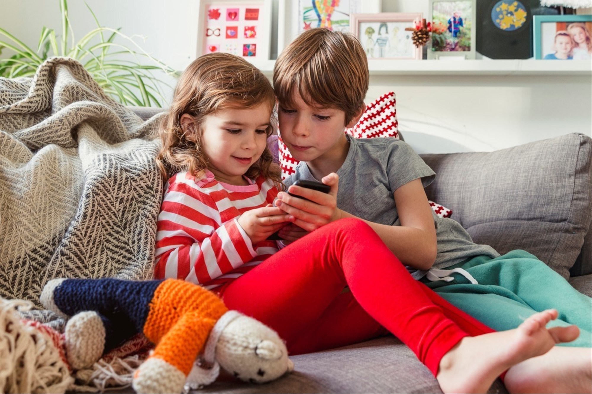 Generación Alfa, hiper conectados. ¿Hasta donde? Los Alfa aún están naciendo. Son los chicos nacidos desde 2013 y llegarán hasta el 2030 por lo menos. Digital, virtuales y mucha inteligencia artificial.
Chicos celulares A qué edad los chicos deben recibir su primer celular padres acceden cada vez más temprano a comprarles un telefono chicos niños con celulares jugando