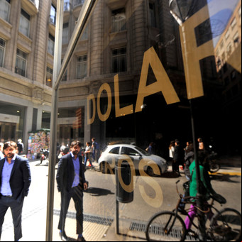 Luces y sombras, en la dislocada carrera del dólar y la inflación