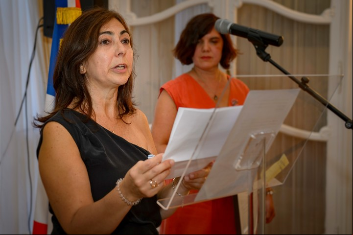 La directora de la escuela argenrtina en Paris agradece el premio. FOTO NOEL SMART