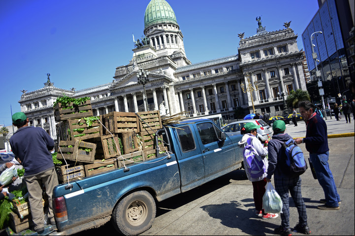 Familias de pequeños productores, agricultores y campesinos se movilizaron para pedir por tierras para trabajar. Foto David Fernandez.