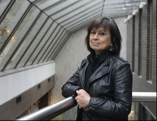 Laura Restrepo: "A las amenazas para la supervivencia, ahora se suma la inminencia del drama nuclear"