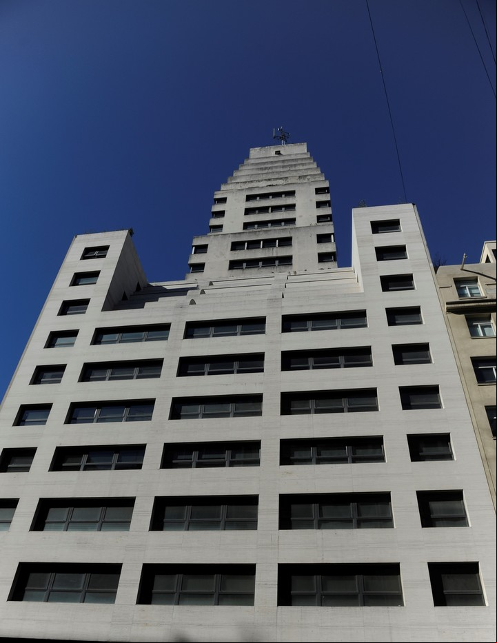 Simplicidad. En la geometría del Safico, en Corrientes 456. / Alfredo Martínez