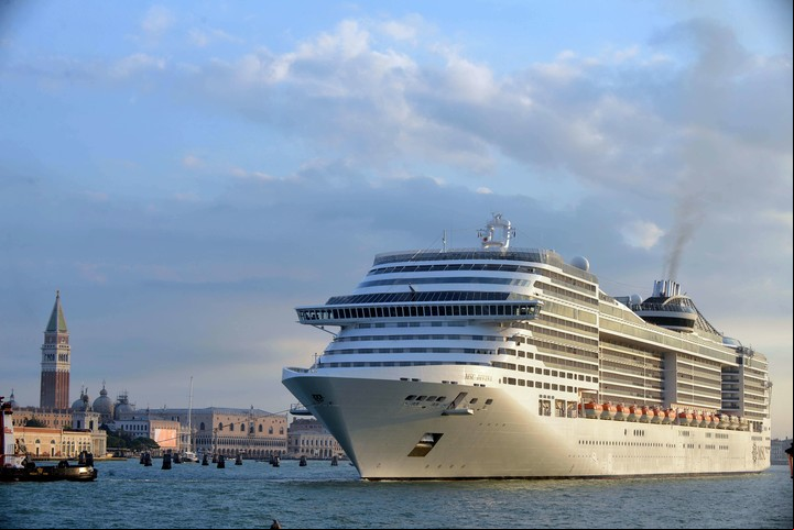 Los grandes cruceros ya no pueden ingresar en Venecia. Foto AFP / Andrea Pattaro.