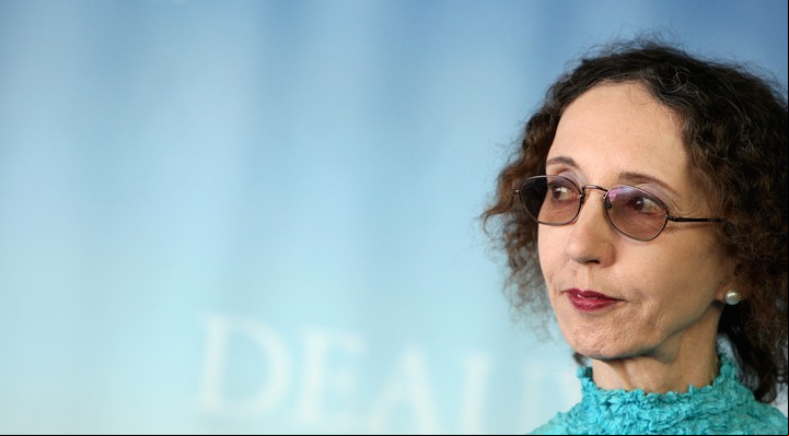 Joyce Carol Oates escribió: "La lectura es el único medio por el cual nos deslizamos, involuntariamente, con frecuencia sin poder evitarlo, en la piel de otro, la voz de otro, el alma de otro". Foto AFP/ KENZO TRIBOUILLARD