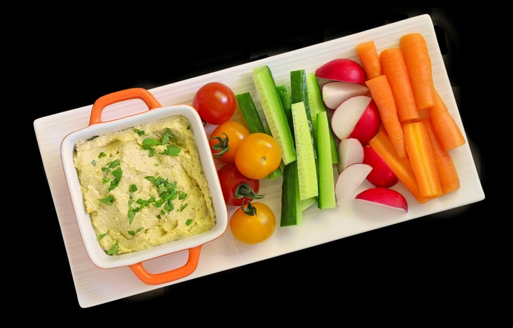 El hummus puede acompañarse con bastones de vegetales.