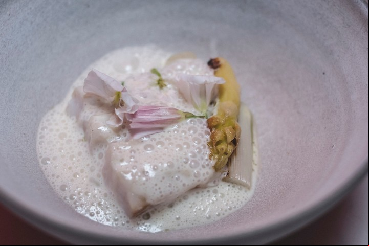 Chernia con pil pil, espárrago blanco y romero (Gentileza Tegui / José Pereyra Lucena)