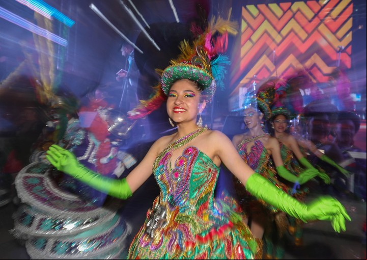 Bailarines en la danza de la morenada durante la presentación del nuevo logotipo que acompaña a la marca "La Paz, ciudad del cielo"(EFE/Martin Alipaz)