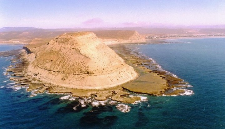 Punta del Marqués, en Rada Tilly, con una lobería en el extremo.