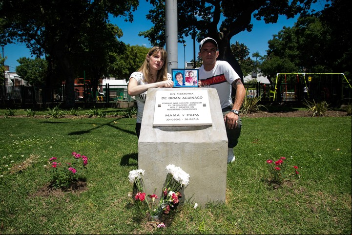 Eliana ada y Fernando Aguinaco en el recordatorio de la plaza ubicada en Carlos Ortiz y Santander, Barrio de Flores./ Foto: Federico Imas.