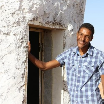 El ingeniero "loco del desierto": construye casas en el Sahara con botellas de plástico