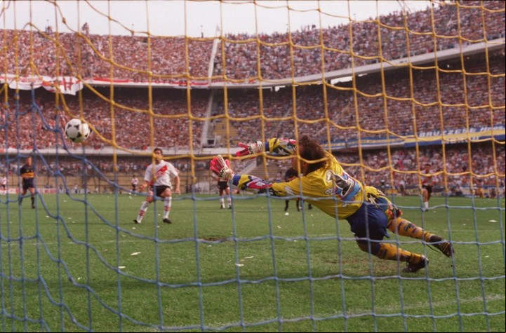 Carlos Navarro Montoya atajando en un Superclásico en la Bombonera. 
Foto: TuRiver.com