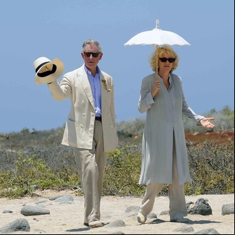 La reina Camilla se "cansó" oficialmente y se tomó vacaciones al sol, con la familia real enferma y "fuera de combate"