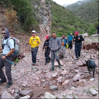Estuvo 40 horas perdido en la montaña y dos perros callejeros lo acompañaron hasta el rescate