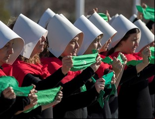 La necesidad de que nazcan bebés, como sea