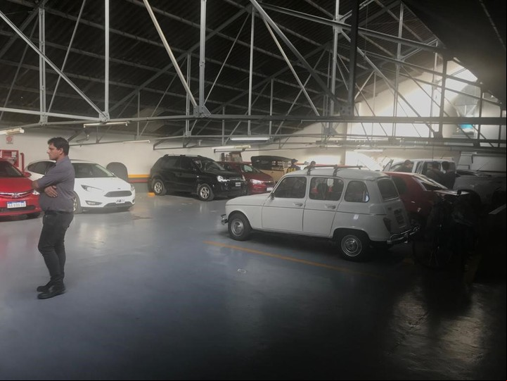 Un garage que estaba conectado con la oficina de Daniel Muñoz donde había autos antiguos y de lujo vinculados al ex secretario K.