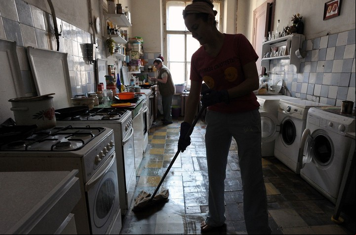 "Espero que nos podamos mudar pronto, mi yerno debería comprar un apartamento", explica Rosa. "Ningún ser humano debería vivir en estas condiciones" (AFP).