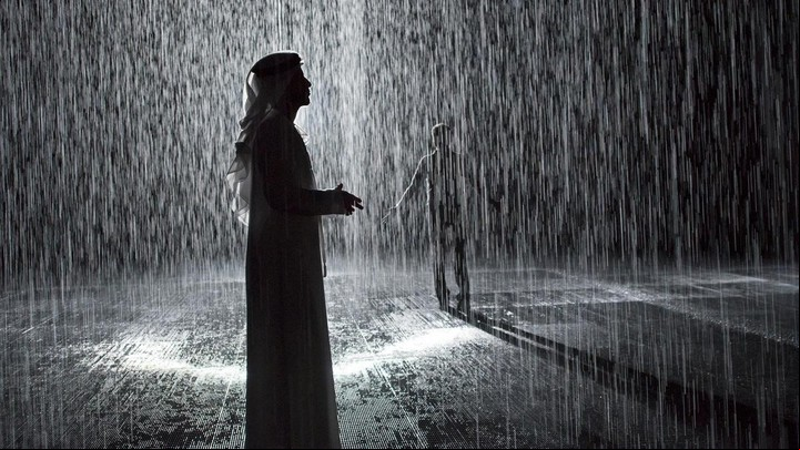 Pero a veces una gota te toca. En el "Rain Room", en Sharjah. / Sharjah Art Foundation