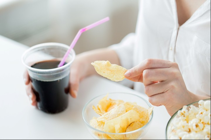 Buena parte del sodio que consumimos está "oculta" en los alimentos ultraprocesados.