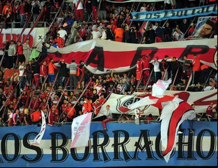 ¿Cómo se escribe? ¿Barrabrava o barra brava?