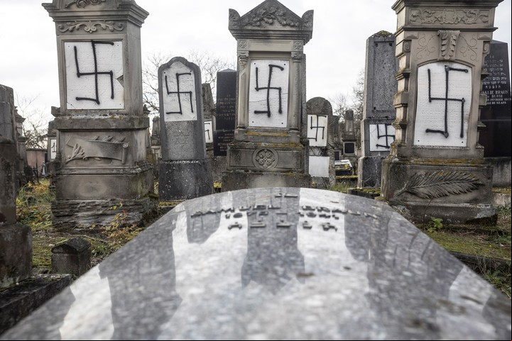 Lápidas judías son profanadas con esvásticas en el cementerio judío de Herrlisheim, al norte de Estrasburgo, este de Francia, el jueves 13 de diciembre de 2018. (AP Photo/Jean-Francois Badias)