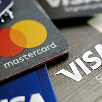 Gastos en dólares: cómo pagar la tarjeta en abril de 2025 para evitar recargos y ahorrar