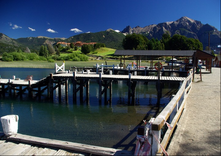 El parque también se puede explorar a través de navegaciones por el inmenso lago Nahuel Huapi.
