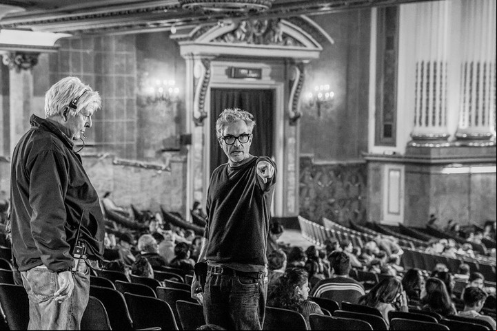 Marcando una escena en un cine. La acción de "Roma" transcurre en los años '70. Foto: Netflix