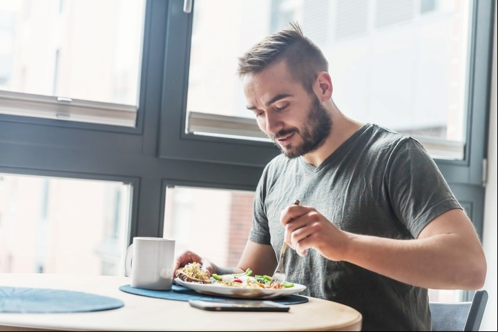 Para perder kilos, la fórmula ideal combina cambios en la dieta y ejercicio.