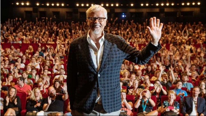 Tim Robbins interpreta al sheriff Holston.