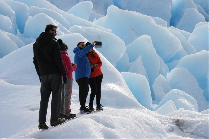 El mini trekking y el big ice permiten caminar sobre los hielos del glaciar Perito Moreno (Hielo y Aventura)