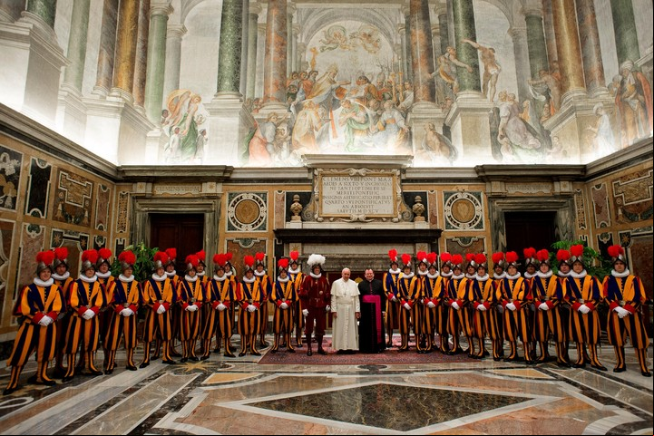 El papa Francisco durante una audiencia privada con los nuevos  de la guardia suiza en 2014.(Foto: AFP) 