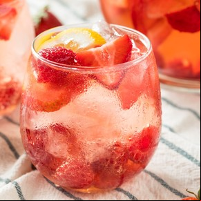 Agua saborizada de frutilla, limón y albahaca