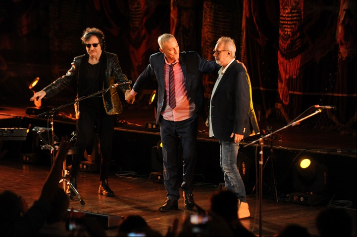 En el Colón, con Charly García y David Lebón, compañeros en Serú Girán. FOTO: Martín Bonetto