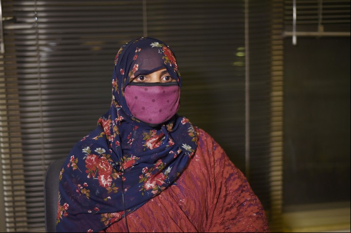 Sarah, una mujer que se sometió a un aborto luego de ser asistida por la ONG Aware Girls, habla con la prensa en Islamabad. / AFP