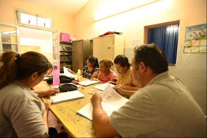 Una de las contraprestaciones es terminar la primaria o la secundaria.