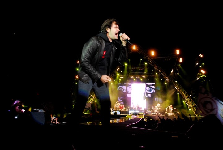 Andrés Ciro en vivo, siempre con fuerza y carisma en el escenario.