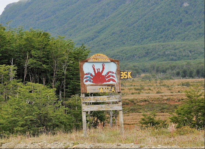 La ruta nacional número 30 solo tiene 12 kilómetros y corre entre Puerto Almanza y Punta Paraná. Este cartel del punto de partida. Foto: Juan Pablo Gulin