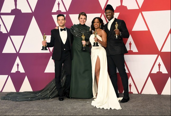 Rami Malek, Olivia Colman, Regina King y Mahershala Ali posan con sus respectivos premios Oscar. (Foto: AFP)
