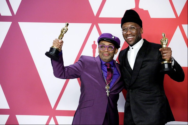 El director Spike Lee, ganador de la estatuilla a mejor guión adaptado por "El infiltrado del KKKlan", y el actor Mahershala Ali, ganador como mejor actor secundario por "Green Book", posan tras la ceremonia. EFE