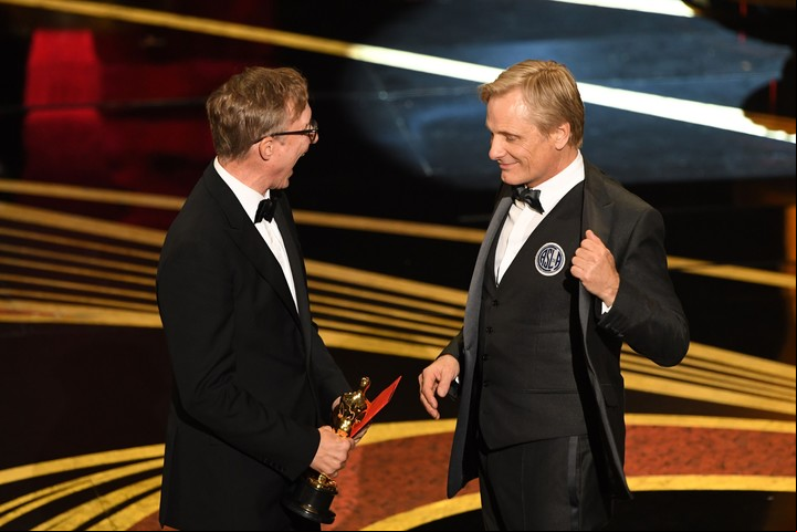 Viggo Mortensen mostra escudo do Club Atletico de San Lorenzo de Almagro durante cerimônia do Oscar.