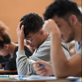 Educación y pobreza: cada vez más estudiantes secundarios necesitan una beca para poder estudiar