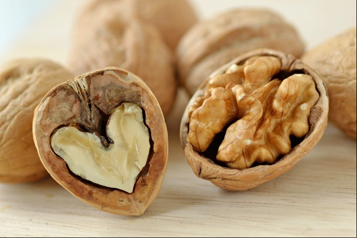 Las nueces son frutos secos son ricos en ácidos grasos omega 3.