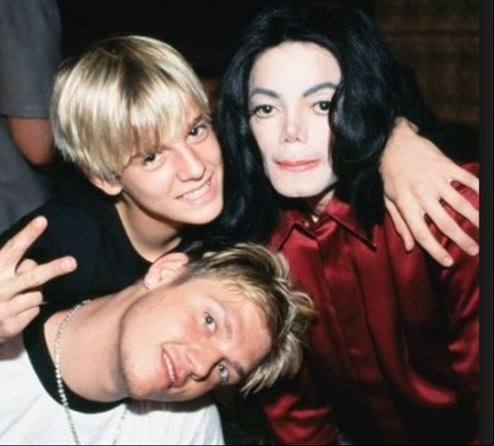 Aaron Carter reveló que él durmió en la mansión de Michael Jackson y lo defendió de las acusaciones en su contra.