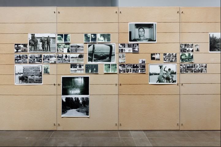 En la muestra en galería Ha & Wirth, las fotografías se fijan a los es con alfileres, para recrear la atmósfera de un estudio.