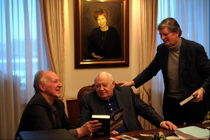 Werner Herzog junto a Mijaíl Gorbachov en una escena de "Meeting Gorbachev", que se verá en la sección Trayectorias del Bafici. Werner Herzog Mijail Gorbachov escena documental Meeting Gorbachev