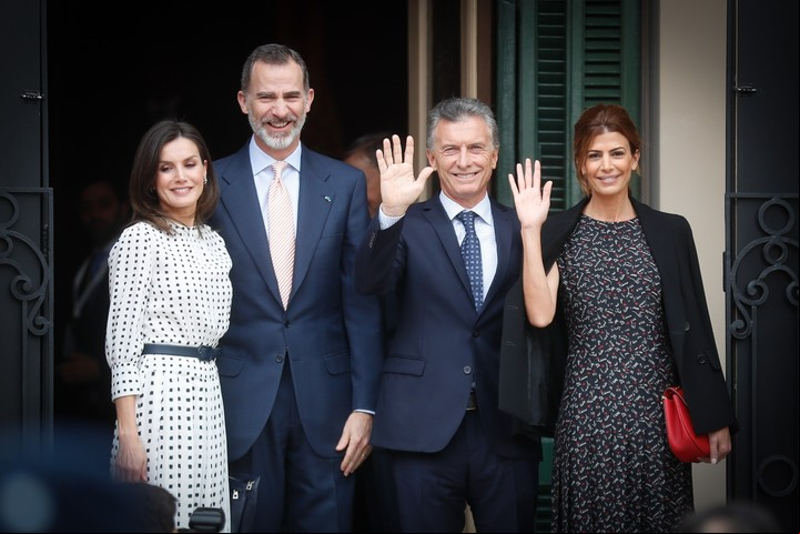 Los reyes Felipe VI y Letizia junto al presidente de Argentina, Mauricio Macri (2d), y su esposa, Juliana Awada (d), a su llegada al Teatro Libertador General San Martín de Córboda (Argentina) donde este miércoles presiden la sesión inaugural del VIII Congreso Internacional de la Lengua Española (CILE) / EFE