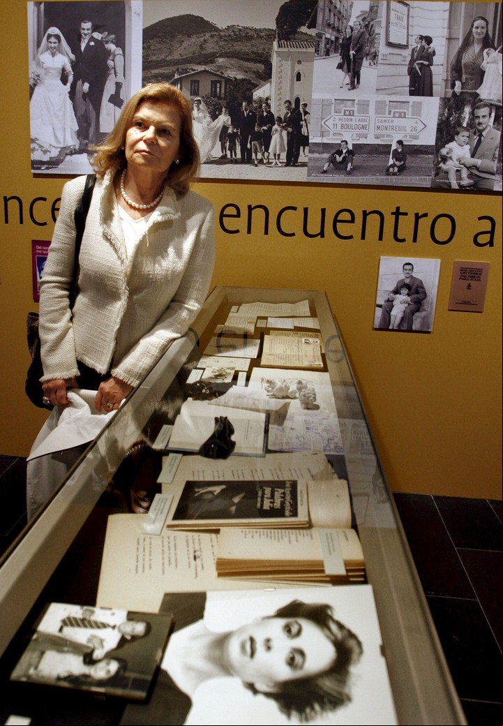 La escritora Carmen Riera, durante su visita a la exposición dedicada al poeta Jose Agustín Goytisolo. EFE/Julián Martín