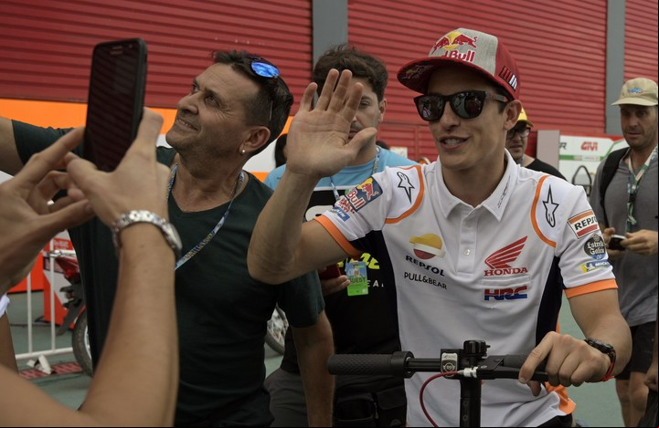 Marc Márquez saluda a los fans en Termas de Río Hondo.
Foto: AFP