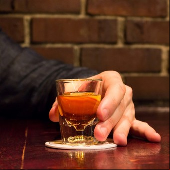Demuestran que daño cerebral provocado por el alcohol no cesa al dejar de beber
